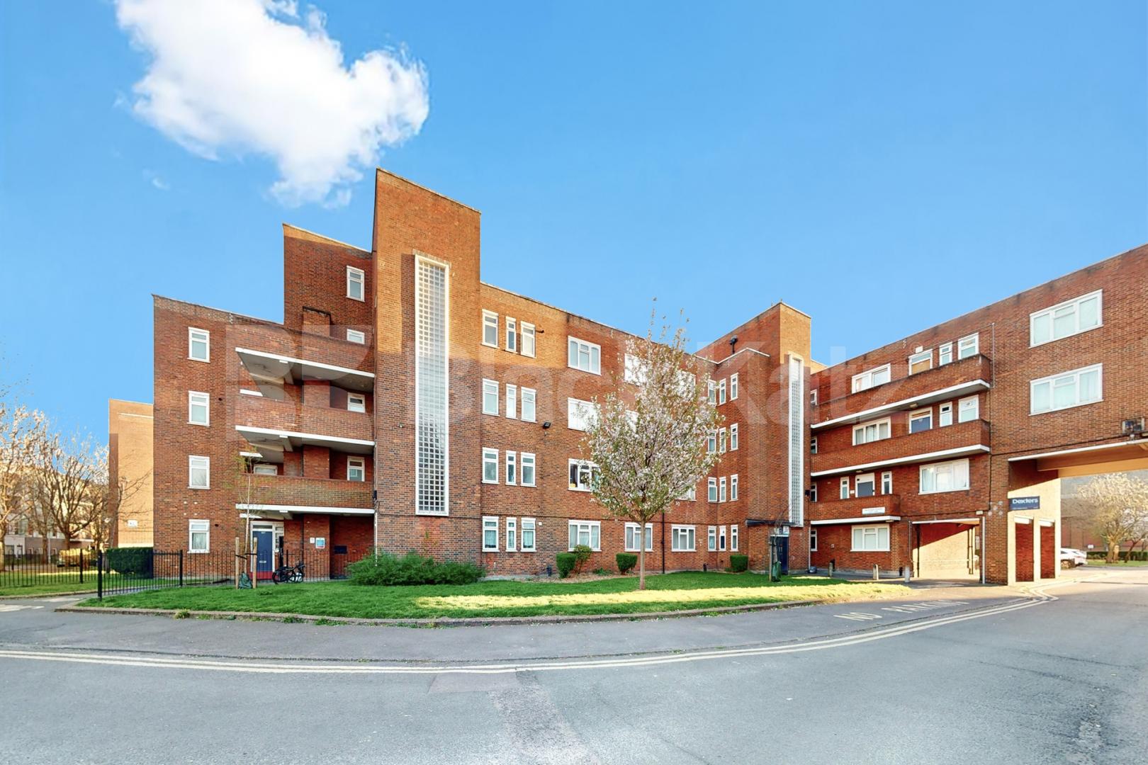 A very generous top floor apartment & superbly located   Neckinger Enid street , London Bridge / Bermondsey  